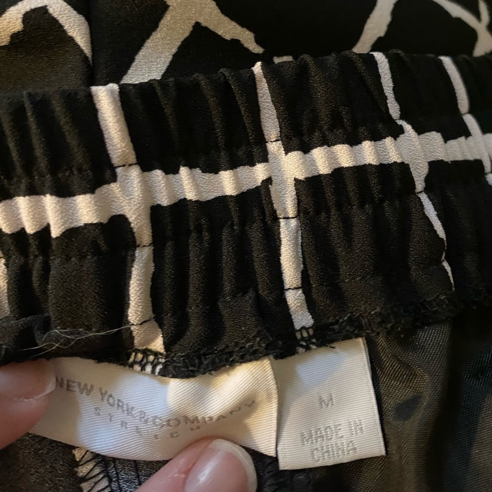 2 pairs of pull-on New York and Co shorts! - Picture 4 of 6